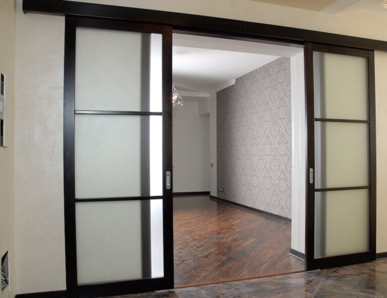 Какие преимущества у подвесных стеклянных дверей?